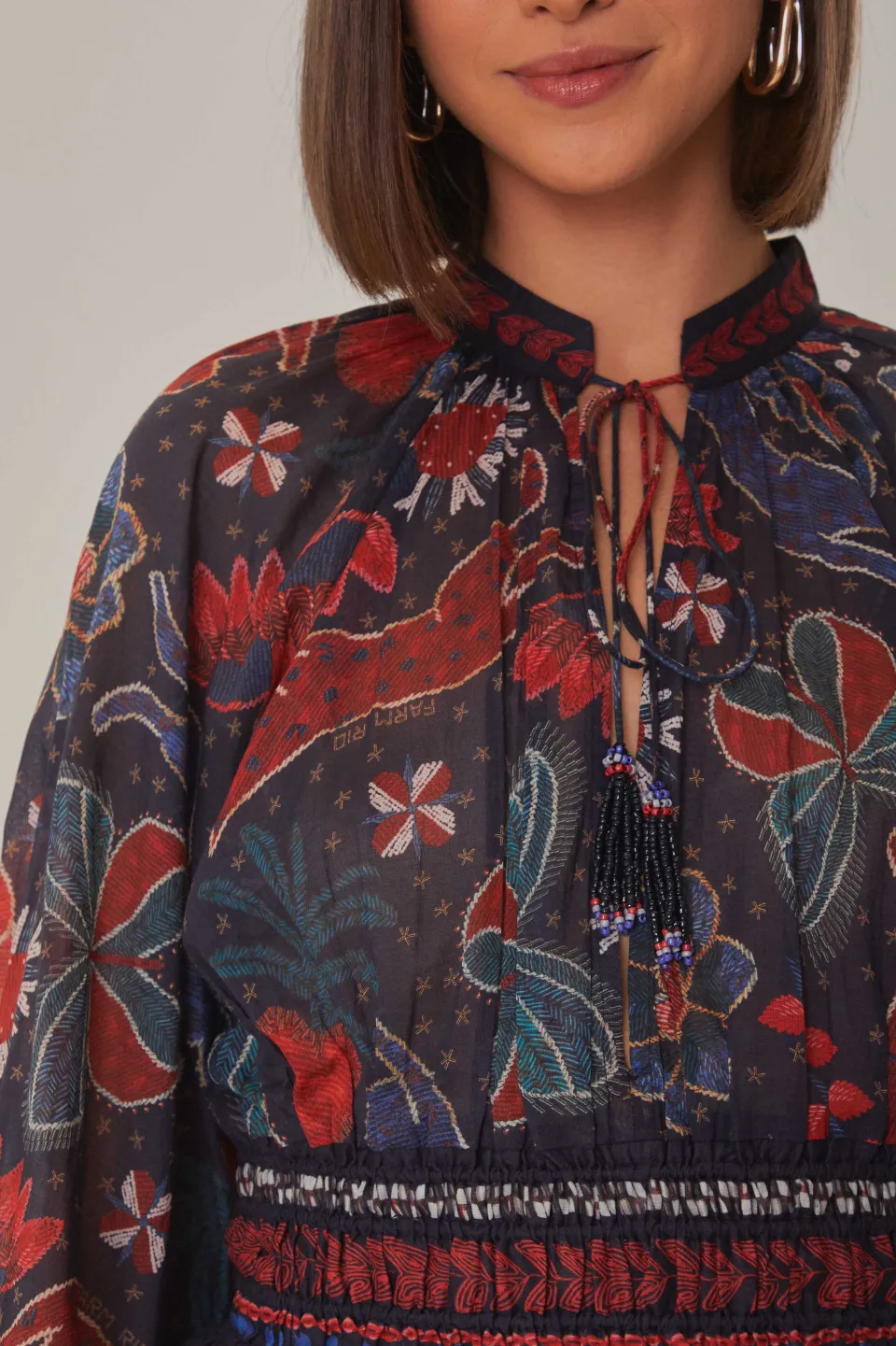 FARM Rio Chemisiers<Blouse bleu foncé à col en V et brillance tropicale