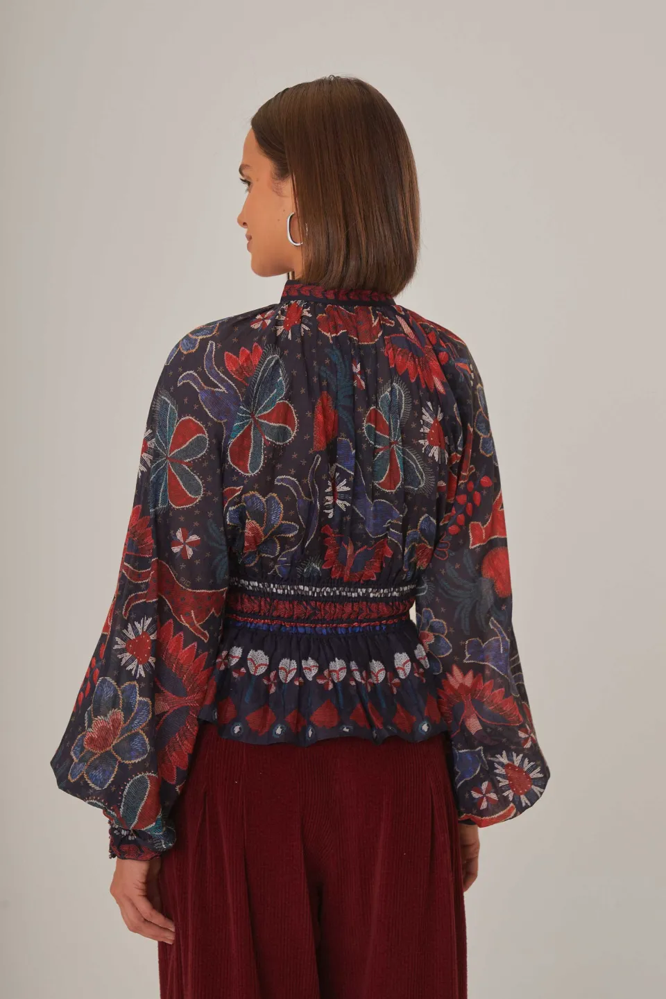 FARM Rio Chemisiers<Blouse bleu foncé à col en V et brillance tropicale