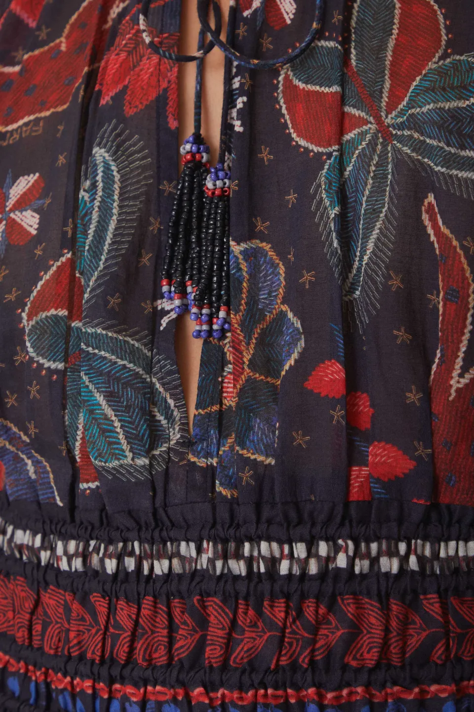 FARM Rio Chemisiers<Blouse bleu foncé à col en V et brillance tropicale