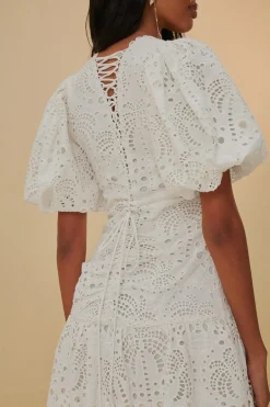 FARM Rio  Robes Midi<Robe midi blanche à manches bouffantes et œillets en coton