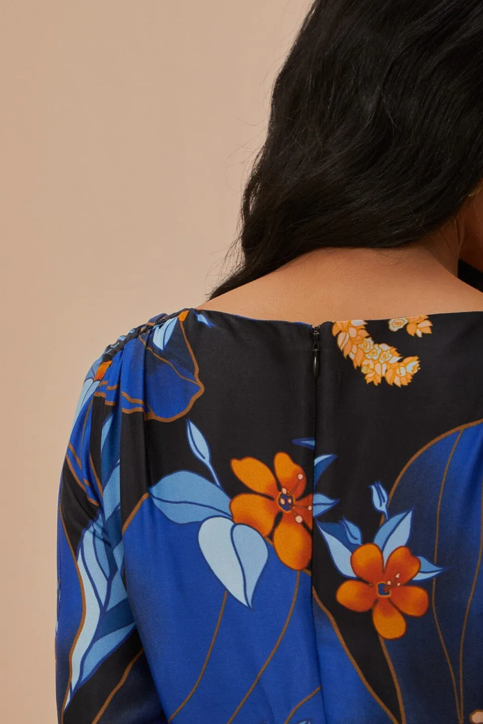 FARM Rio Robes Midi<Robe mi-longue en viscose LENZING™ ECOVERO™ à motif floral Pietra noir