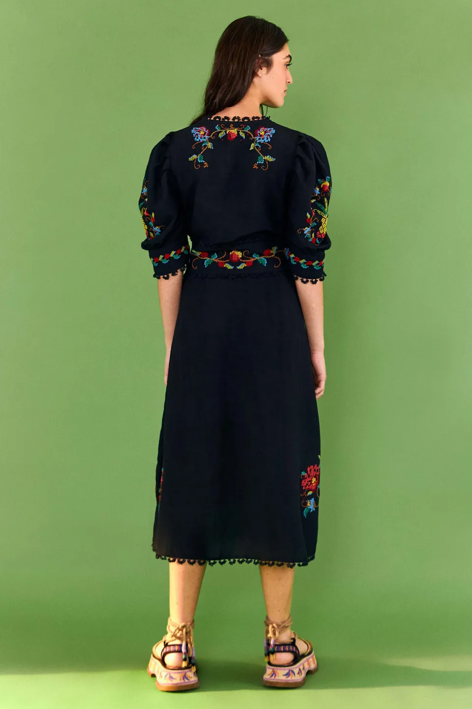FARM Rio Robes Longues<Robe noire à col en V | Détails du point de croix