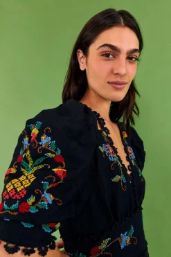 FARM Rio  Robes Longues<Robe noire à col en V | Détails du point de croix