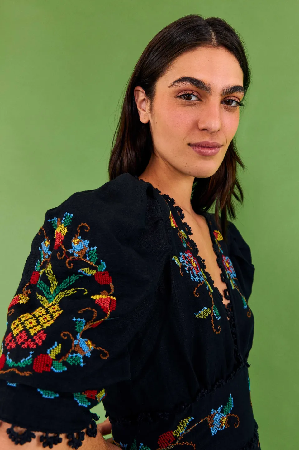 FARM Rio Robes Longues<Robe noire à col en V | Détails du point de croix