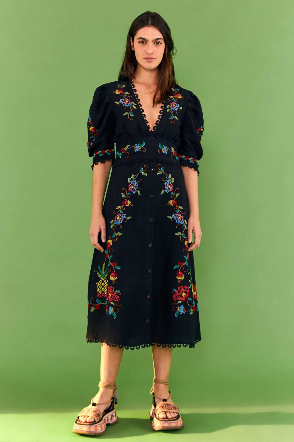 FARM Rio Robes Longues<Robe noire à col en V | Détails du point de croix
