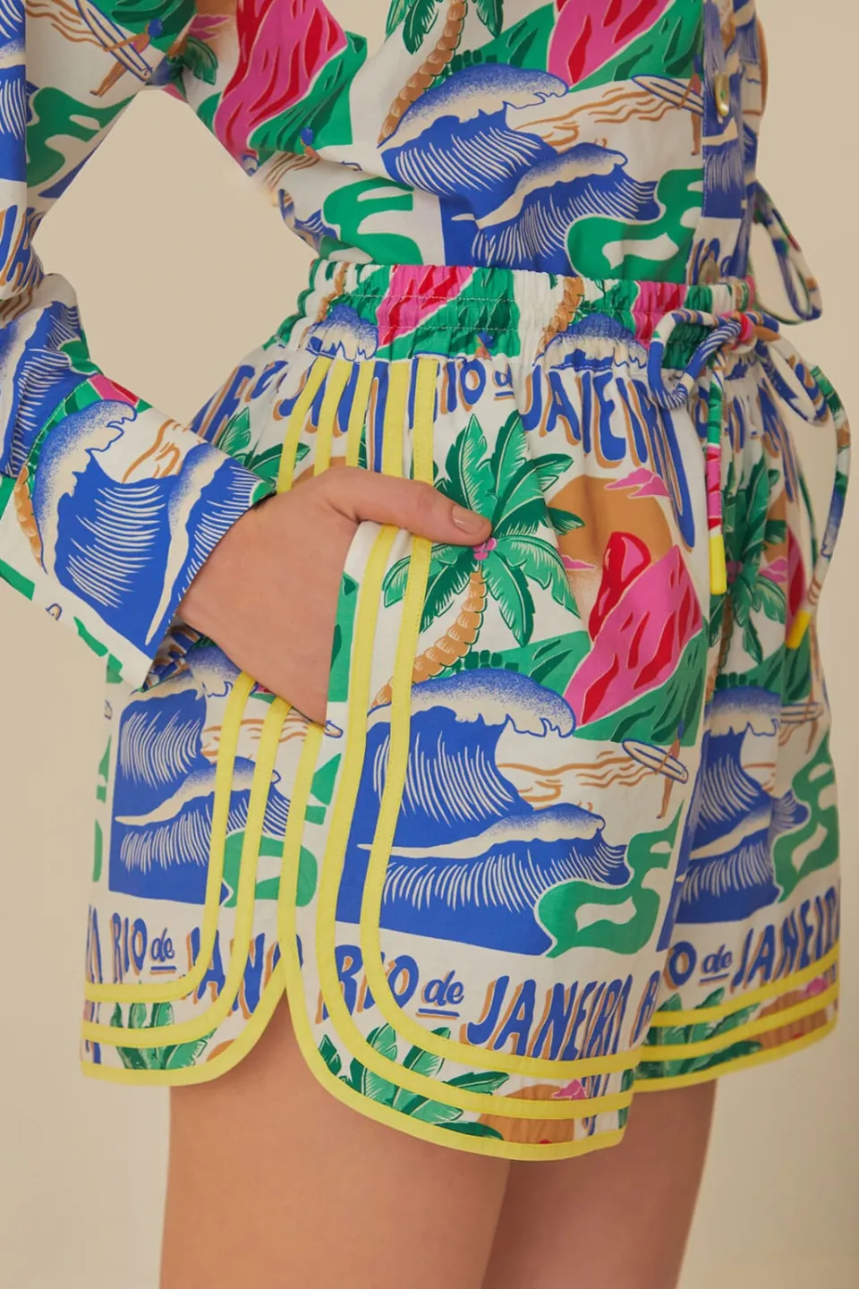 FARM Rio Shorts<Short blanc cassé à affiches Carioca