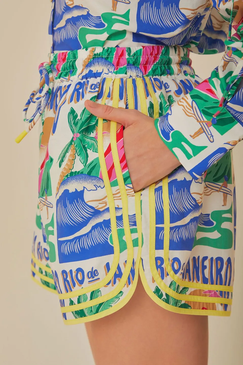 FARM Rio Shorts<Short blanc cassé à affiches Carioca