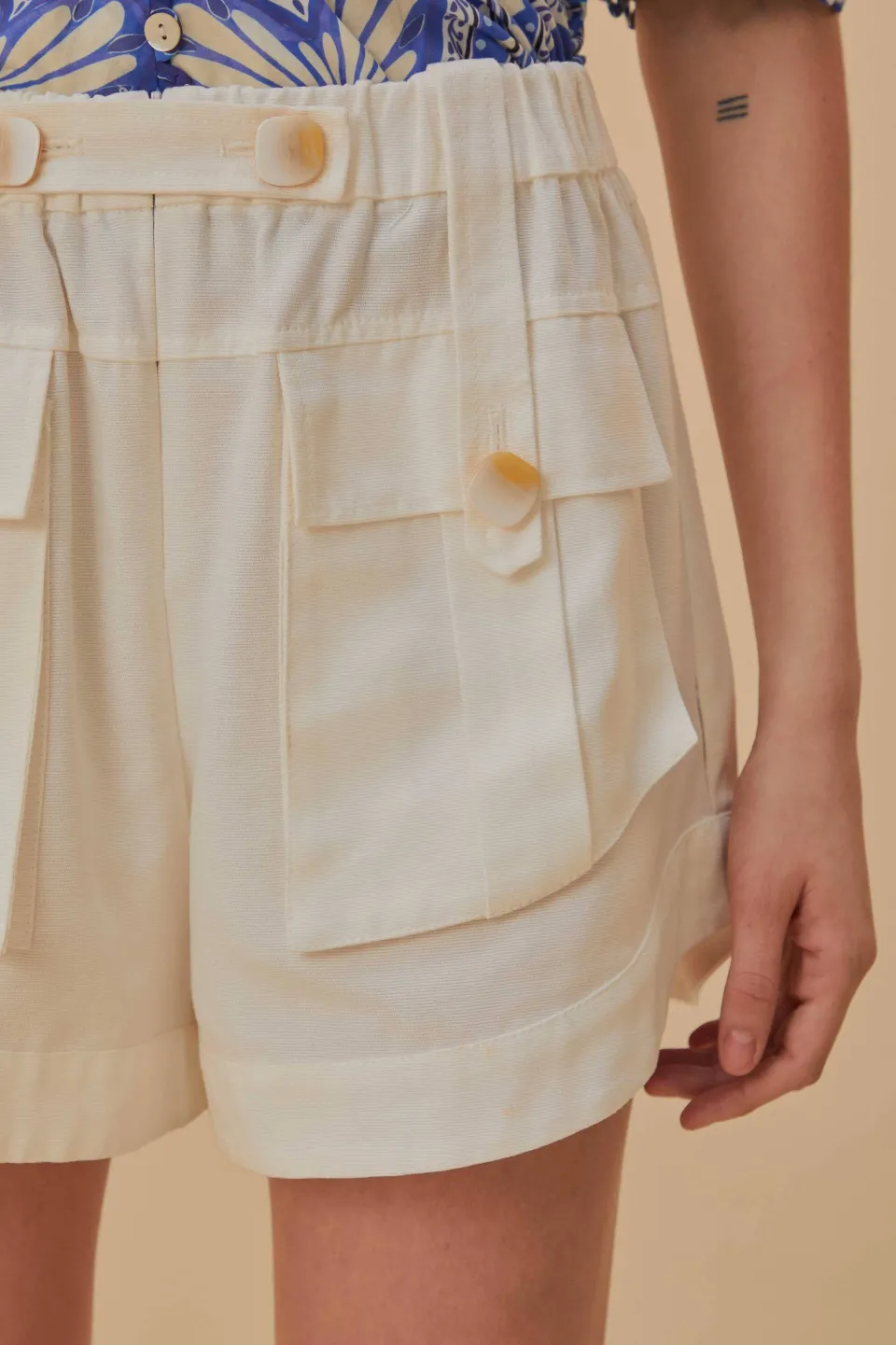 FARM Rio Shorts<Short blanc cassé à poches cargo