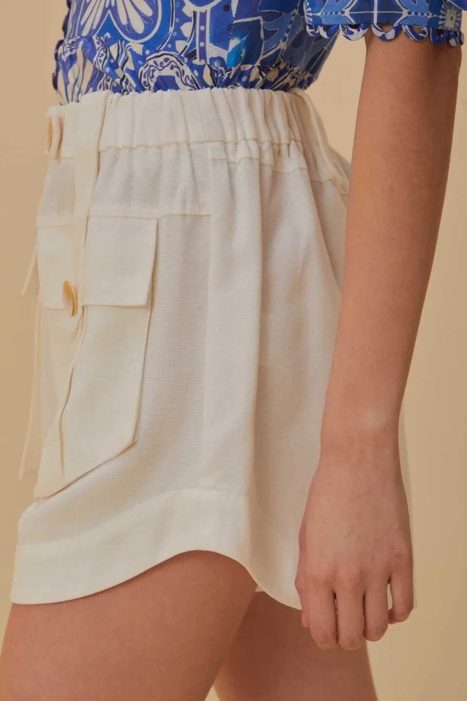 FARM Rio Shorts<Short blanc cassé à poches cargo