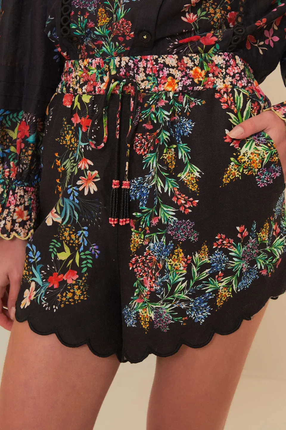 FARM Rio Shorts<Short noir foulards forêt délicate
